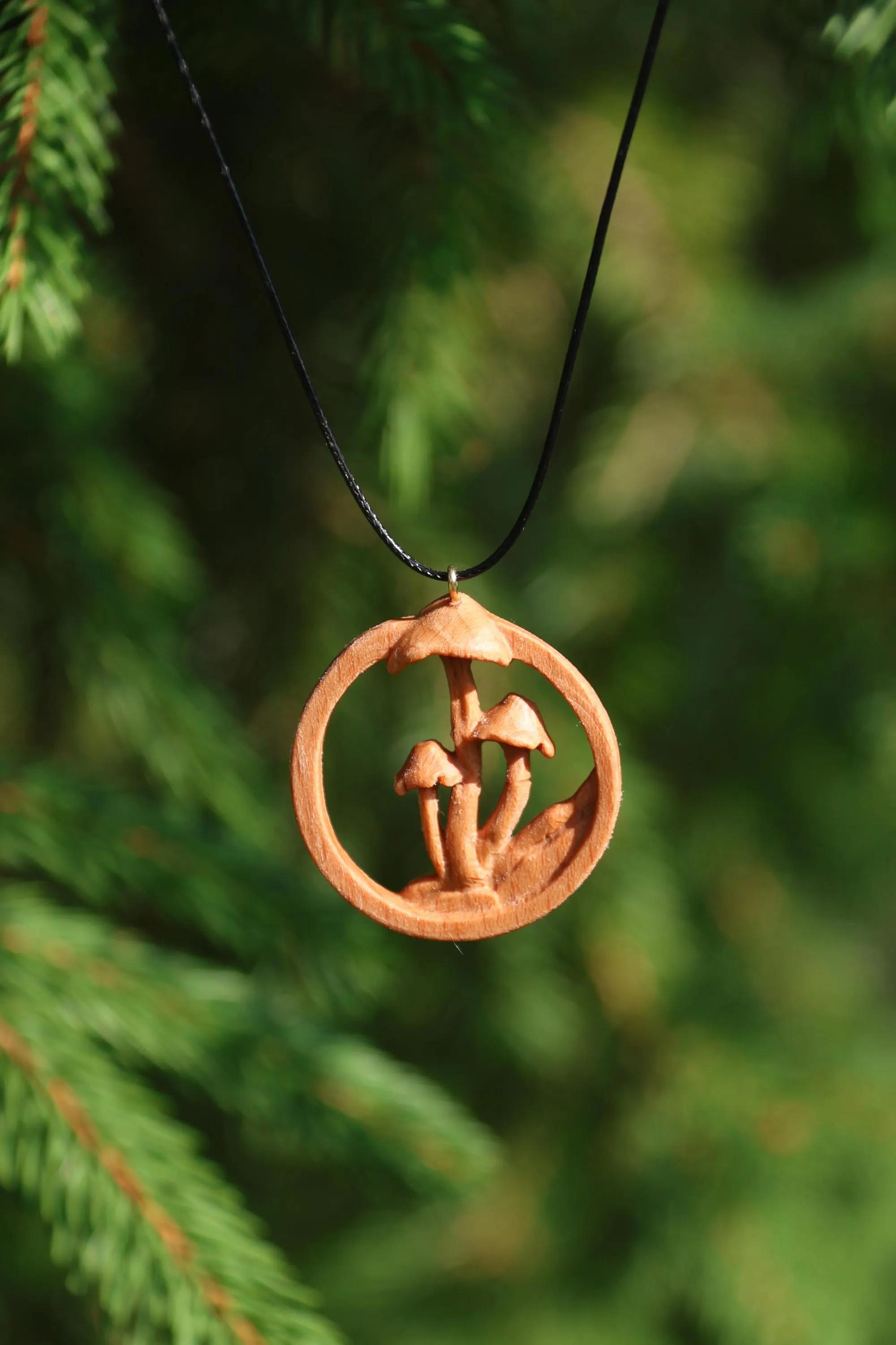 Ciondolo con Funghi in Legno Inciso